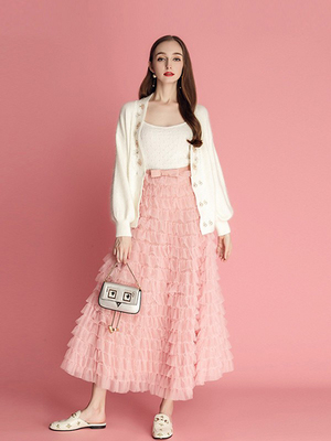 繆珂紅色時尚套裝 點亮秋冬衣櫥的自信與優(yōu)雅